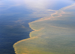 Shown here May 6, 2010, is an aerial view of the Deepwater Horizon oil spill off the coast of Mobile, 阿拉巴马州, taken from a U.S. Coast Guard HC-144 Ocean Sentry aircraft. (美国. Navy photo by Mass Communication Specialist 1st Class Michael B. Watkins/Released)