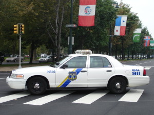 Philadelphia_Police_-_cruiser_on_Ben_Franklin_Parkway