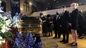 Mandatory Credit: Photo by Bebeto Matthews/AP/Shutterstock (10669840'n) Minneapolis Mayor Jacob Frey, second from right, and First Lady Sarah Clarke, right pause before George Floyd's casket, before a memorial service for Floyd in Minneapolis George Floyd Memorial, Minneapolis, Verenigde State van Amerika - 04 Junie 2020